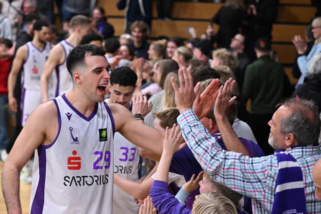 BG Göttingen vs. Nürnberg Falcons, 17-10-2026, Göttingen Basketball, 2nd Bundesliga, ProA, BG Göttingen vs. Nürnberg Falcons, Matchday 5, Sparkassen Arena; Omar Pajic of BG Göttingen high-fives the fans; Göttingen, Lower Saxony, Germany
