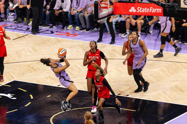SAN FRANCISCO, CA - OCTOBER 17: Veronica Burton 22 of the Golden State Valkyries scores after being fouled by Jordin Canada 3 of the Atlanta Dream during Game One of the WNBA, Basketball Damen, USA Playoff Finals on October 17, 2026 at Chase Center in San Francisco, CA. (Photo by Matthew Huang Icon Sportswire) WNBA: OCT 17 Finals Atlanta Dream at Golden State Valkyries EDITORIAL USE ONLY Icon261017011