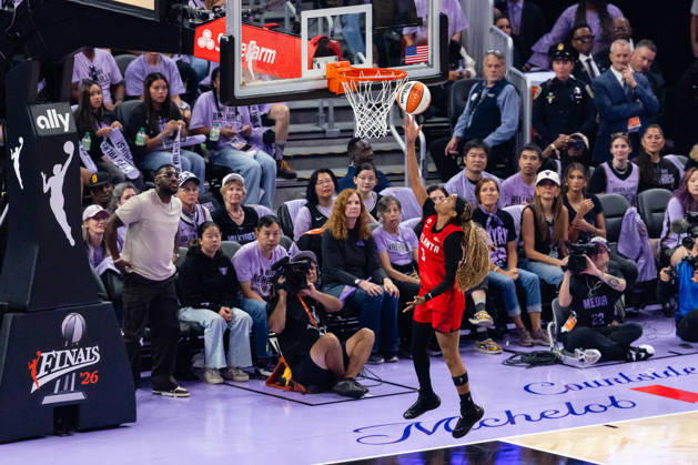SAN FRANCISCO, CA - OCTOBER 17: Jordin Canada 3 of the Atlanta Dream scores a break away layup during Game One of the WNBA, Basketball Damen, USA Playoff Finals against the Golden State Valkyries on October 17, 2026 at Chase Center in San Francisco, CA. (Photo by Matthew Huang Icon Sportswire) WNBA: OCT 17 Finals Atlanta Dream at Golden State Valkyries EDITORIAL USE ONLY Icon261017012