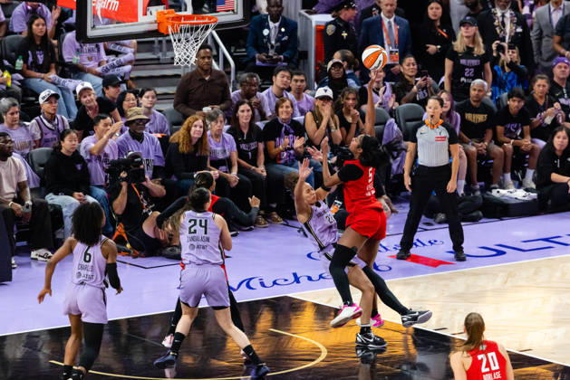 SAN FRANCISCO, CA - OCTOBER 17: Angel Reese 5 of the Atlanta Dream is fouled by Veronica Burton 22 of the Golden State Valkyries during Game One of the WNBA, Basketball Damen, USA Playoff Finals on October 17, 2026 at Chase Center in San Francisco, CA. (Photo by Matthew Huang Icon Sportswire) WNBA: OCT 17 Finals Atlanta Dream at Golden State Valkyries EDITORIAL USE ONLY Icon261017016