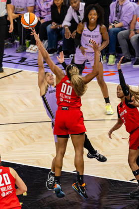 SAN FRANCISCO, CA - OCTOBER 17: Naz Hillmon 00 of the Atlanta Dream blocks a shot by Veronica Burton 22 of the Golden State Valkyries during Game One of the WNBA, Basketball Damen, USA Playoff Finals on October 17, 2026 at Chase Center in San Francisco, CA. (Photo by Matthew Huang Icon Sportswire) WNBA: OCT 17 Finals Atlanta Dream at Golden State Valkyries EDITORIAL USE ONLY Icon261017017