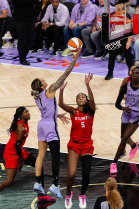 SAN FRANCISCO, CA - OCTOBER 17: Gabby Williams 1 of the Golden State Valkyries scores against Angel Reese 5 of the Atlanta Dream during Game One of the WNBA, Basketball Damen, USA Playoff Finals on October 17, 2026 at Chase Center in San Francisco, CA. (Photo by Matthew Huang Icon Sportswire) WNBA: OCT 17 Finals Atlanta Dream at Golden State Valkyries EDITORIAL USE ONLY Icon261017019