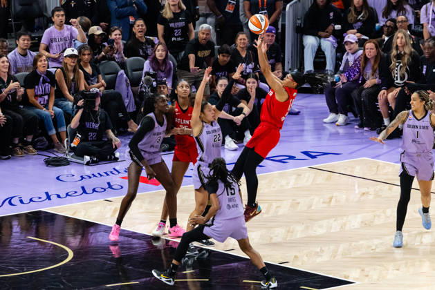 SAN FRANCISCO, CA - OCTOBER 17: Allisha Gray 15 of the Atlanta Dream shoots the ball during Game One of the WNBA, Basketball Damen, USA Playoff Finals against the Golden State Valkyries on October 17, 2026 at Chase Center in San Francisco, CA. (Photo by Matthew Huang Icon Sportswire) WNBA: OCT 17 Finals Atlanta Dream at Golden State Valkyries EDITORIAL USE ONLY Icon261017020