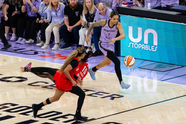 SAN FRANCISCO, CA - OCTOBER 17: Gabby Williams 1 of the Golden State Valkyries steals the ball from Rhyne Howard 10 of the Atlanta Dream during Game One of the WNBA, Basketball Damen, USA Playoff Finals on October 17, 2026 at Chase Center in San Francisco, CA. (Photo by Matthew Huang Icon Sportswire) WNBA: OCT 17 Finals Atlanta Dream at Golden State Valkyries EDITORIAL USE ONLY Icon261017021