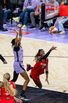 SAN FRANCISCO, CA - OCTOBER 17: Rhyne Howard 10 of the Atlanta Dream is fouled by Tiffany Hayes 15 of the Golden State Valkyries during Game One of the WNBA, Basketball Damen, USA Playoff Finals on October 17, 2026 at Chase Center in San Francisco, CA. (Photo by Matthew Huang Icon Sportswire) WNBA: OCT 17 Finals Atlanta Dream at Golden State Valkyries EDITORIAL USE ONLY Icon261017022
