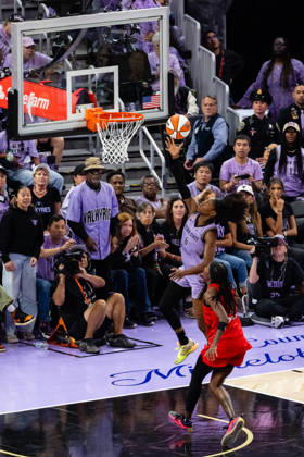 SAN FRANCISCO, CA - OCTOBER 17: Kaila Charles 6 of the Golden State Valkyries scores during Game One of the WNBA, Basketball Damen, USA Playoff Finals against the Atlanta Dream on October 17, 2026 at Chase Center in San Francisco, CA. (Photo by Matthew Huang Icon Sportswire) WNBA: OCT 17 Finals Atlanta Dream at Golden State Valkyries EDITORIAL USE ONLY Icon261017023
