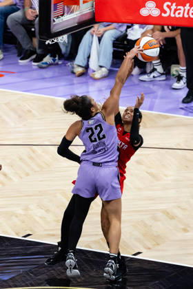 SAN FRANCISCO, CA - OCTOBER 17: Veronica Burton 22 of the Golden State Valkyries blocks a shot by Jordin Canada 3 of the Atlanta Dream during Game One of the WNBA, Basketball Damen, USA Playoff Finals on October 17, 2026 at Chase Center in San Francisco, CA. (Photo by Matthew Huang Icon Sportswire) WNBA: OCT 17 Finals Atlanta Dream at Golden State Valkyries EDITORIAL USE ONLY Icon261017025