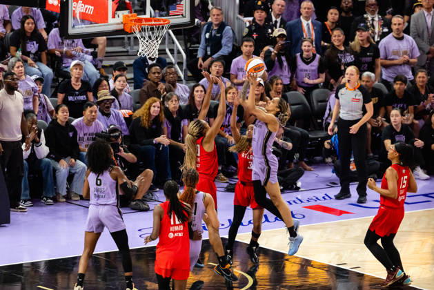 SAN FRANCISCO, CA - OCTOBER 17: Gabby Williams 1 of the Golden State Valkyries scores against Rhyne Howard 10 of the Atlanta Dream during Game One of the WNBA, Basketball Damen, USA Playoff Finals on October 17, 2026 at Chase Center in San Francisco, CA. (Photo by Matthew Huang Icon Sportswire) WNBA: OCT 17 Finals Atlanta Dream at Golden State Valkyries EDITORIAL USE ONLY Icon261017026