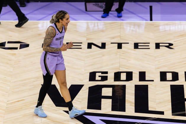 SAN FRANCISCO, CA - OCTOBER 17: Gabby Williams 1 of the Golden State Valkyries celebrates during the last few second of Game One of the WNBA, Basketball Damen, USA Playoff Finals against the Atlanta Dream on October 17, 2026 at Chase Center in San Francisco, CA. (Photo by Matthew Huang Icon Sportswire) WNBA: OCT 17 Finals Atlanta Dream at Golden State Valkyries EDITORIAL USE ONLY Icon261017028