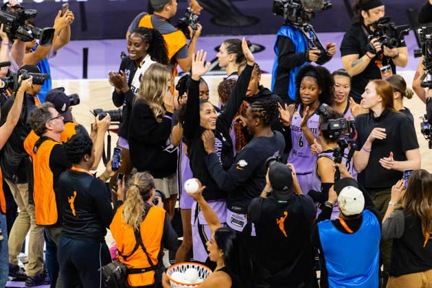SAN FRANCISCO, CA - OCTOBER 17: Janelle Salaun 13 and Aminata Gueye 31 of the Golden State Valkyries celebrate after winning Game One of the WNBA, Basketball Damen, USA Playoff Finals against the Atlanta Dream on October 17, 2026 at Chase Center in San Francisco, CA. (Photo by Matthew Huang Icon Sportswire) WNBA: OCT 17 Finals Atlanta Dream at Golden State Valkyries EDITORIAL USE ONLY Icon261017030