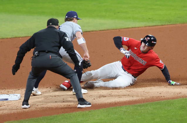 Cleveland Guardians Chase DeLauter (24) is tagged out at second by Tampa Bay Rays shortstop Taylor Walls (6) trying to stretch an rbi-single into a double in the first inning during game four of the MLB, Baseball Herren, USA American League Championship Series at Progressive Field in Cleveland, Ohio, on Saturday, October 16, 2026.  CLE20261017705 AARONxJOSEFCZYK