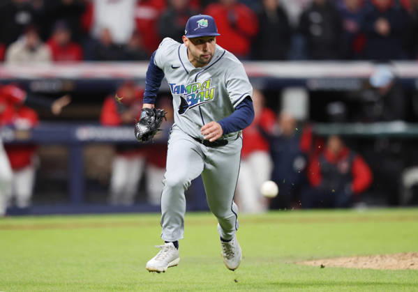 Tampa Bay Rays pitcher Ian Seymour (61) runs to cover first base as first baseman Jonathan Aranda fields a grounder from Cleveland Guardians Steven Kwan in the seventh inning during game four of the MLB, Baseball Herren, USA American League Championship Series at Progressive Field in Cleveland, Ohio, on Saturday, October 17, 2026.  CLE20261017736 AARONxJOSEFCZYK