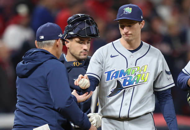 Tampa Bay Rays pitcher Kevin Kelly (49) is taken out of the game against the Cleveland Guardians in the eighth inning during game four of the MLB, Baseball Herren, USA American League Championship Series at Progressive Field in Cleveland, Ohio, on Saturday, October 17, 2026.  CLE20261017737 AARONxJOSEFCZYK