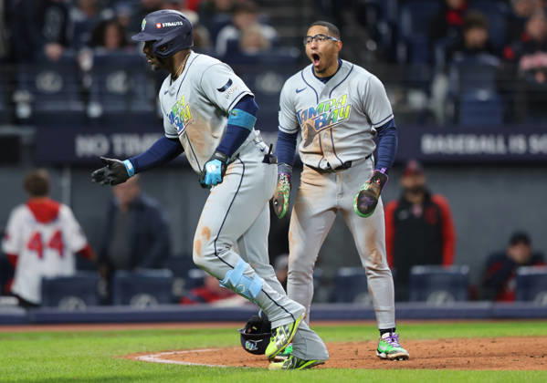 Tampa Bay Rays Richie Palacios (1) celebrates after Rays designated hitter Yandy Diaz (2) hits a two-run home run against the Cleveland Guardians in the ninth inning in game four of the MLB, Baseball Herren, USA American League Championship Series at Progressive Field in Cleveland, Ohio, on Saturday, October 17, 2026.  CLE20261017743 AARONxJOSEFCZYK