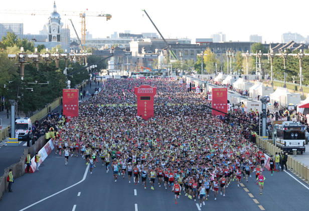 (261018) -- BEIJING, Oct. 18, 2026 -- Runners start during the 2026 Beijing Marathon & National Marathon Championships in Beijing, capital of China, Oct. 18, 2026. ) (SP)CHINA-BEIJING-2026 BEIJING MARATHON(CN) ZhangxChenlin 