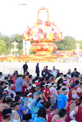 (261018) -- BEIJING, Oct. 18, 2026 -- Runners start during the 2026 Beijing Marathon & National Marathon Championships in Beijing, capital of China, Oct. 18, 2026. ) (SP)CHINA-BEIJING-2026 BEIJING MARATHON(CN) JiaxYuchen 