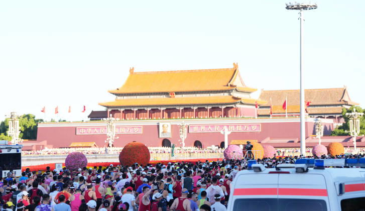 (261018) -- BEIJING, Oct. 18, 2026 -- Runners start during the 2026 Beijing Marathon & National Marathon Championships in Beijing, capital of China, Oct. 18, 2026. ) (SP)CHINA-BEIJING-2026 BEIJING MARATHON(CN) JiaxYuchen 