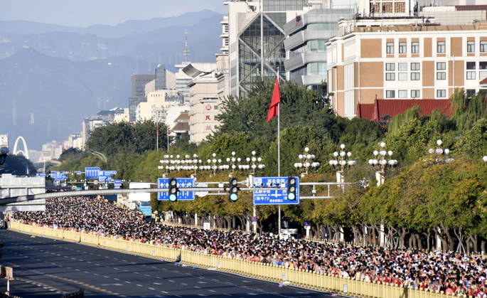 (261018) -- BEIJING, Oct. 18, 2026 -- Runners compete during the 2026 Beijing Marathon & National Marathon Championships in Beijing, capital of China, Oct. 18, 2026. ) (SP)CHINA-BEIJING-2026 BEIJING MARATHON(CN) LixXin 