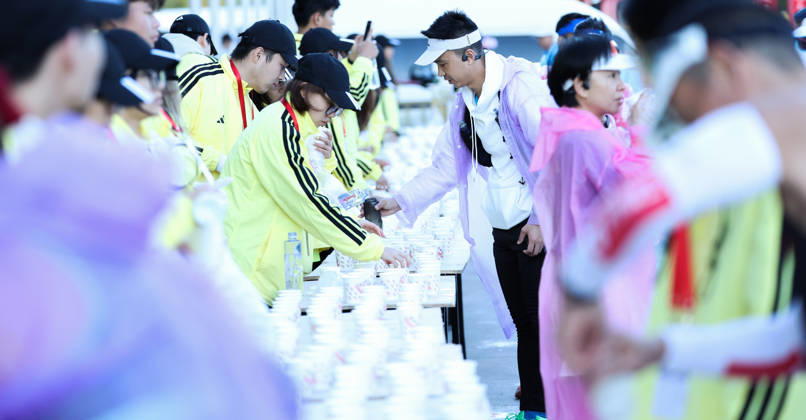 (261018) -- BEIJING, Oct. 18, 2026 -- Runners drink water before the 2026 Beijing Marathon & National Marathon Championships in Beijing, capital of China, Oct. 18, 2026. ) (SP)CHINA-BEIJING-2026 BEIJING MARATHON(CN) LixMing 