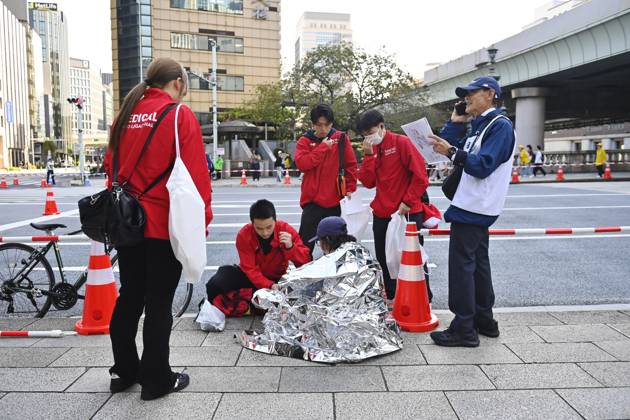 Runners take part in Tokyo Half Marathon in Japan TOKYO, JAPAN - OCTOBER 18 : Medical staff assist a runner covered with an emergency thermal blanket as a race official communicates with his team to arrange transportation during the Tokyo Half Marathon in the Nihonbashi district of Tokyo, Japan, October 18, 2026. David Mareuil Anadolu Tokyo Japan. Editorial use only. Please get in touch for any other usage.  Copyright: x2026xAnadoluxDavidxMareuilx