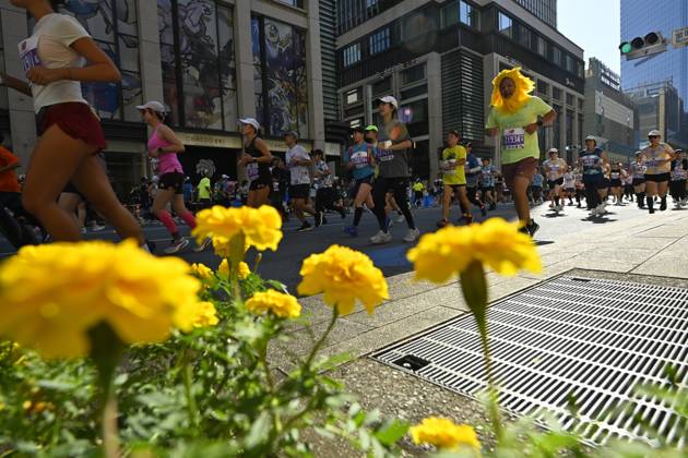 Runners take part in Tokyo Half Marathon in Japan TOKYO, JAPAN - OCTOBER 18 : A runners wearing a yellow flower crown takes part in the Tokyo Half Marathon, passing sunlit yellow flower along the race route in the Mouromachi district of the central Tokyo, Japan, October 18, 2026. David Mareuil Anadolu Tokyo Japan. Editorial use only. Please get in touch for any other usage.  Copyright: x2026xAnadoluxDavidxMareuilx