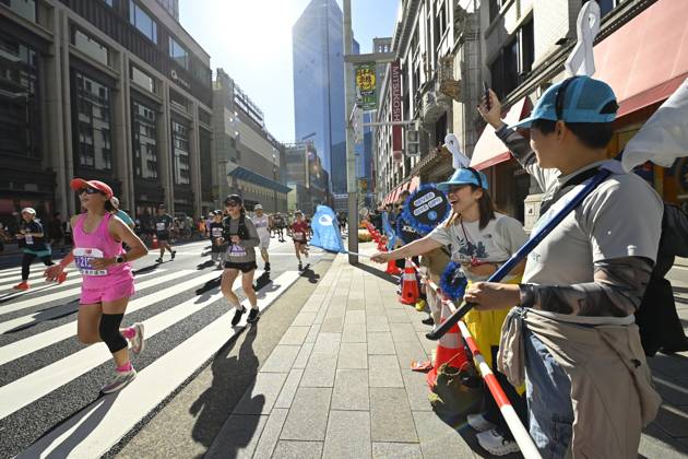 Runners take part in Tokyo Half Marathon in Japan TOKYO, JAPAN - OCTOBER 18 : Spectators cheer on participants as runners make their way through the Muromachi district during the Tokyo Half Marathon in Tokyo, Japan, October 18, 2026. David Mareuil Anadolu Tokyo Japan. Editorial use only. Please get in touch for any other usage.  Copyright: x2026xAnadoluxDavidxMareuilx