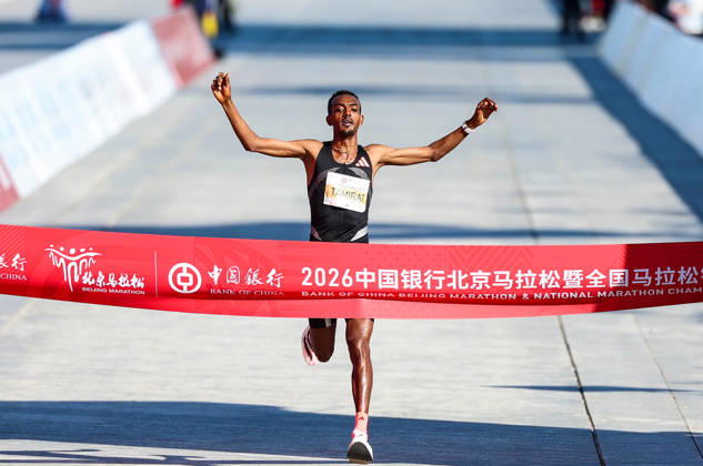 (261018) -- BEIJING, Oct. 18, 2026 -- Tamirat Tola of Ethiopia crosses the finish line to win the first place of the men s marathon event during the 2026 Beijing Marathon & National Marathon Championships in Beijing, capital of China, Oct. 18, 2026. ) (SP)CHINA-BEIJING-2026 BEIJING MARATHON(CN) LuoxYuan 
