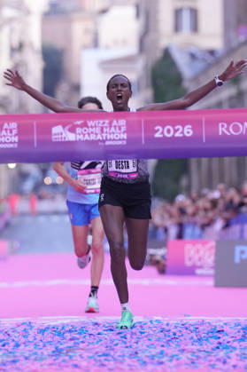 the female winner Desta Netsanet during the 3th edition of the Wizz Air Rome Half Marathon by Brooks 2026 Rome s, Italy - Sunday, October 18, 2026. ( Photo by Alfredo Falcone LaPresse )  Copyright: xAlfredoxFalcone LaPressex