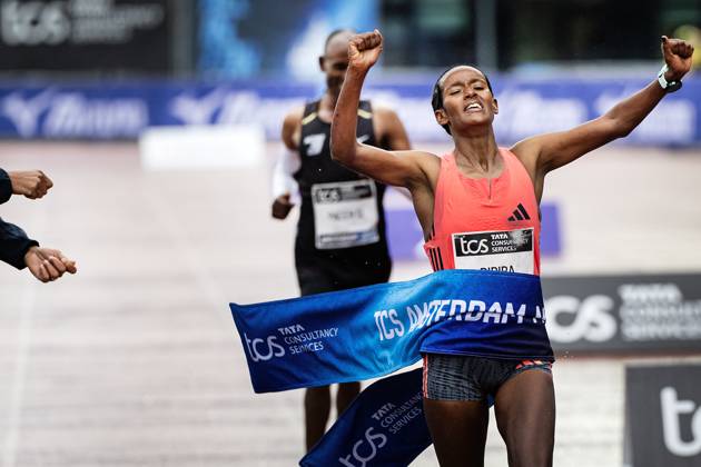 Sport Bilder des Tages AMSTERDAM - Buze Diriba wins the Amsterdam Marathon for women. ANP RAMON VAN FLYMEN xVIxANPxSportx xxANPxIVx 572823042 originalFilename: 572823042.jpg