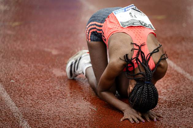 AMSTERDAM - Buze Diriba wins the Amsterdam Marathon for women. ANP RAMON VAN FLYMEN xVIxANPxSportx xxANPxIVx 572823049 originalFilename: 572823049.jpg