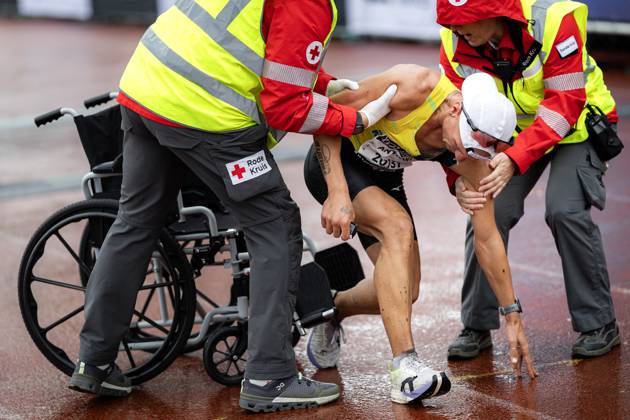 AMSTERDAM - Runners cross the finish line during the Amsterdam Marathon. ANP RAMON VAN FLYMEN xVIxANPxSportx xxANPxIVx 572823910 originalFilename: 572823910.jpg