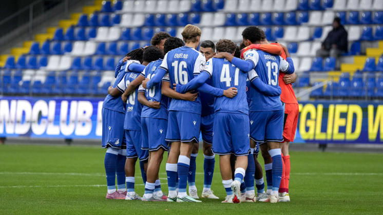 Players from TSG 1899 Hoffenheim II U23 gather in a team huddle before kickoff; huddle, team huddle, concentration, camaraderie, pep talk, motivation, October 18, 2026, Sinsheim, Germany, soccer, 3rd Division, TSG 1899 Hoffenheim II vs. SC Verl, DFB and DFL regulations prohibit any use of photographs as image sequences and or quasi-video xozx
