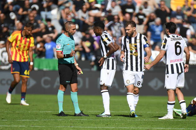 October 18, 2026, Udine: Udinese s David Alaba talks to the referee of the match Marco Guida during the italian soccer Serie A match between Udinese Calcio vs US Lecce on 18 October 2026 at the Bluenergy stadium in Udine, Italy. ANSA . Soccer: Serie A; Udinese Vs Lecce  - ZUMAa110 20261018_zaf_a110_009 Copyright: xEttorexGriffonix