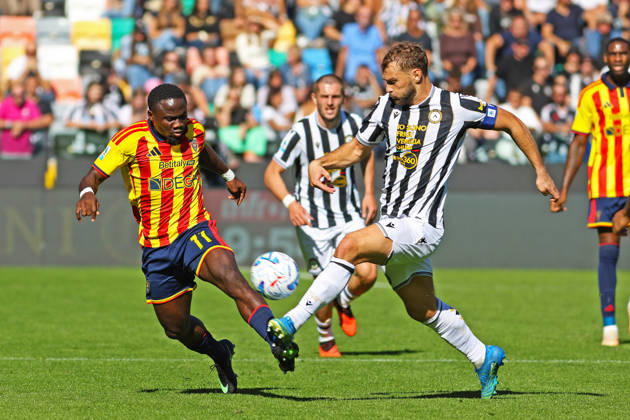 Lecce’s konan n dri fights for the ball with Udinese’s Jesper Karlstroem during the Serie A soccer match between Udinese and Lecce at the Friuli Stadium in Udine, north east Italy - October 18, 2026. - Soccer  Copyright: xAndreaxBressanutti LaPressex