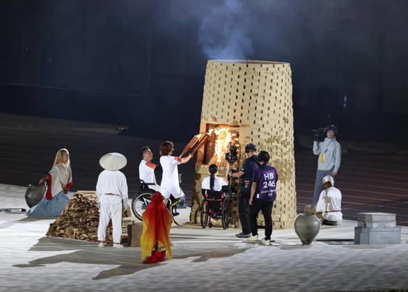 (261018) -- NAGOYA, Oct. 18, 2026 -- Torch bearers light the cauldron during the opening ceremony of the Aichi-Nagoya Asian Para Games in Nagoya, Japan, Oct. 18, 2026. ) (SP)JAPAN-NAGOYA-ASIAN PARA GAMES-OPENING CEREMONY YaoxQilin 