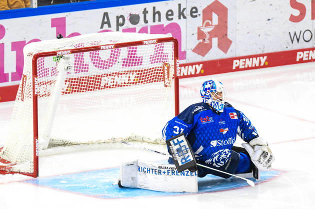 Straubing Tigers vs. Grizzlys Wolfsburg, Ice Hockey, German Ice Hockey League, Penny DEL, Matchday 10, 2026–2027 Season, October 18, 2026, Jakub Skarek, Straubing Tigers, Men s Ice Hockey, German Ice Hockey League, Penny DEL, Matchday 10, 2026–2027 Season on October 18, 2026, at the Eisstadion am Pulverturm, Straubing Tigers (blue) vs. Grizzlys Wolfsburg (beige)