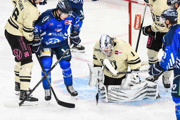 Straubing Tigers vs. Grizzlys Wolfsburg, Ice Hockey, German Ice Hockey League, Penny DEL, Matchday 10, 2026–2027 Season, October 18, 2026: Dustin Strahlmeier of the Grizzlys Wolfsburg intercepts the puck in front of Simon Seidl of the Straubing Tigers, Men’s Ice Hockey, German Ice Hockey League, Penny DEL, Matchday 10, 2026–2027 Season on October 18, 2026, at the Eisstadion am Pulverturm; Straubing Tigers (blue) vs. Grizzlys Wolfsburg (beige)