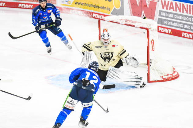 Straubing Tigers vs. Grizzlys Wolfsburg, Ice Hockey, German Ice Hockey League, Penny DEL, Matchday 10, 2026–2027 Season, October 18, 2026: Joseph Duszak of the Straubing Tigers has a scoring chance against Dustin Strahlmeier of the Grizzlys Wolfsburg, Men’s Ice Hockey, German Ice Hockey League, Penny DEL, Matchday 10, 2026–2027 Season on October 18, 2026, at the Eisstadion am Pulverturm, Straubing Tigers (blue) vs. Grizzlys Wolfsburg (beige)