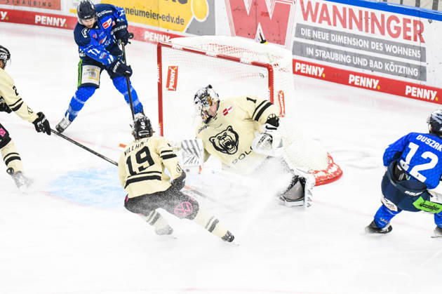 Straubing Tigers vs. Grizzlys Wolfsburg, Ice Hockey, German Ice Hockey League, Penny DEL, Matchday 10, 2026–2027 Season, October 18, 2026: Nicholas Halloran of the Straubing Tigers scores against Dustin Strahlmeier of the Grizzlys Wolfsburg, Men’s Ice Hockey, German Ice Hockey League, Penny DEL, Matchday 10, 2026–2027 Season on October 18, 2026, at the Eisstadion am Pulverturm; Straubing Tigers (blue) vs. Grizzlys Wolfsburg (beige)