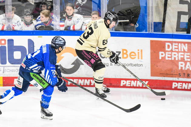 Straubing Tigers vs. Grizzlys Wolfsburg, Ice Hockey, German Ice Hockey League, Penny DEL, Matchday 10, 2026–2027 Season, October 18, 2026: Nicholas Halloran of the Straubing Tigers on the boards with Luis Schinko of the Grizzlys Wolfsburg, Men’s Ice Hockey, German Ice Hockey League, Penny DEL, Matchday 10, 2026–2027 season on October 18, 2026, at the Eisstadion am Pulverturm; Straubing Tigers (blue) vs. Grizzlys Wolfsburg (beige)