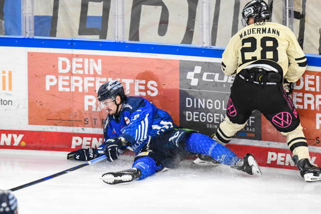 Straubing Tigers vs. Grizzlys Wolfsburg, Ice Hockey, German Ice Hockey League, Penny DEL, Matchday 10, 2026–2027 Season, October 18, 2026: Tarjo Jentzsch of the Straubing Tigers is on the ice in front of Ross Mauermann of the Grizzlys Wolfsburg, Men’s Ice Hockey, German Ice Hockey League, Penny DEL, Matchday 10, 2026–2027 Season, on October 18, 2026, at the Eisstadion am Pulverturm, Straubing Tigers (blue) vs. Grizzlys Wolfsburg (beige)