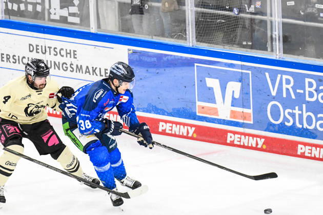 Straubing Tigers vs. Grizzlys Wolfsburg, Ice Hockey, German Ice Hockey League, Penny DEL, Matchday 10, 2026–2027 Season, October 18, 2026: Stefan Loibl of the Straubing Tigers battles for the puck against Keaton Thompson of the Grizzlys Wolfsburg, Men’s Ice Hockey, German Ice Hockey League, Penny DEL, Matchday 10, 2026–2027 Season on October 18, 2026, at the Eisstadion am Pulverturm, Straubing Tigers (blue) vs. Grizzlys Wolfsburg (beige)