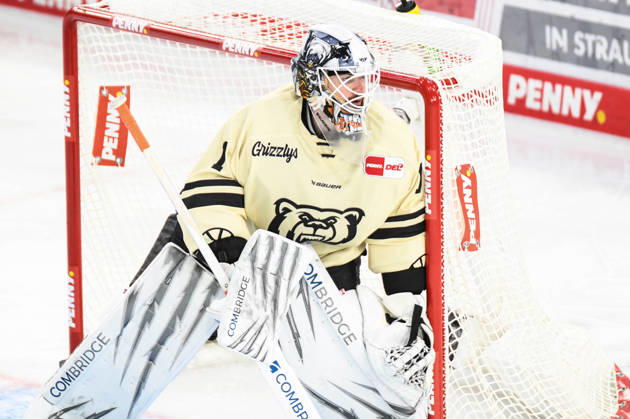 Straubing Tigers vs. Grizzlys Wolfsburg, Ice Hockey, German Ice Hockey League, Penny DEL, Matchday 10, 2026–2027 Season, October 18, 2026, Dustin Strahlmeier, Grizzlys Wolfsburg, Men s Ice Hockey, German Ice Hockey League, Penny DEL, Matchday 10, 2026–2027 Season on October 18, 2026, at the Eisstadion am Pulverturm, Straubing Tigers (blue) vs. Grizzlys Wolfsburg (beige)