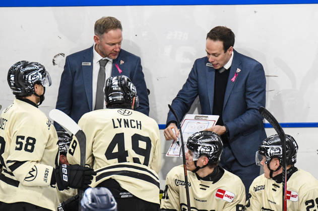 Straubing Tigers vs. Grizzlys Wolfsburg, Ice Hockey, German Ice Hockey League, Penny DEL, Matchday 10, 2026–2027 Season, October 18, 2026: Tyler Haskins and Heiko Vogler on Power Break with Robert Lynch of the Grizzlys Wolfsburg, Men’s Ice Hockey, German Ice Hockey League, Penny DEL, Matchday 10, 2026–2027 season on October 18, 2026, at the Eisstadion am Pulverturm; Straubing Tigers (blue) vs. Grizzlys Wolfsburg (beige)