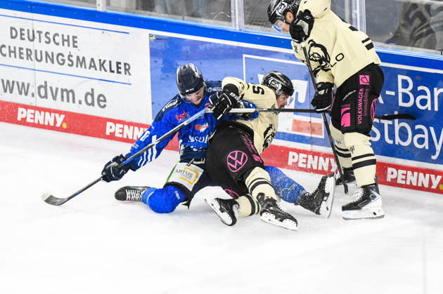 Straubing Tigers vs. Grizzlys Wolfsburg, Ice Hockey, German Ice Hockey League, Penny DEL, Matchday 10, 2026–2027 Season, October 18, 2026: Tarjo Jentzsch—Straubing Tigers Downed by Fabio Pfohl’s Grizzlys Wolfsburg, Men’s Ice Hockey, German Ice Hockey League, Penny DEL, Matchday 10, 2026–2027 Season on October 18, 2026, at the Eisstadion am Pulverturm, Straubing Tigers (blue) vs. Grizzlys Wolfsburg (beige)
