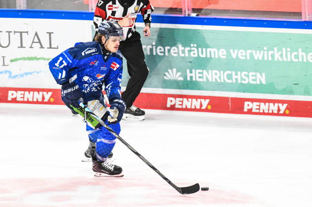 Straubing Tigers vs. Grizzlys Wolfsburg, Ice Hockey, German Ice Hockey League, Penny DEL, Matchday 10, 2026–2027 Season, October 18, 2026, Adrian Klein, Straubing Tigers, Men s Ice Hockey, German Ice Hockey League, Penny DEL, Matchday 10, 2026–2027 Season on October 18, 2026, at the Eisstadion am Pulverturm, Straubing Tigers (blue) vs. Grizzlys Wolfsburg (beige)