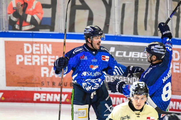 Straubing Tigers vs. Grizzlys Wolfsburg, Ice Hockey, German Ice Hockey League, Penny DEL, Matchday 10, 2026–2027 Season, October 18, 2026 Stephan Daschner Straubing Tigers celebrate with Skyler McKenzie, Men’s Ice Hockey, German Ice Hockey League, Penny DEL, Matchday 10, 2026–2027 Season on October 18, 2026, at the Eisstadion am Pulverturm; Straubing Tigers (blue) vs. Grizzlys Wolfsburg (beige)