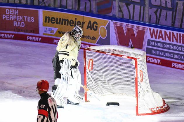 Straubing Tigers vs. Grizzlys Wolfsburg, Ice Hockey, German Ice Hockey League, Penny DEL, Matchday 10, 2026–2027 Season, October 18, 2026—Dustin Strahlmeier of the Grizzlys Wolfsburg clears the puck from the net, Men’s Ice Hockey, German Ice Hockey League, Penny DEL, Matchday 10, 2026–2027 season on October 18, 2026, at the Eisstadion am Pulverturm, Straubing Tigers (blue) vs. Grizzlys Wolfsburg (beige)