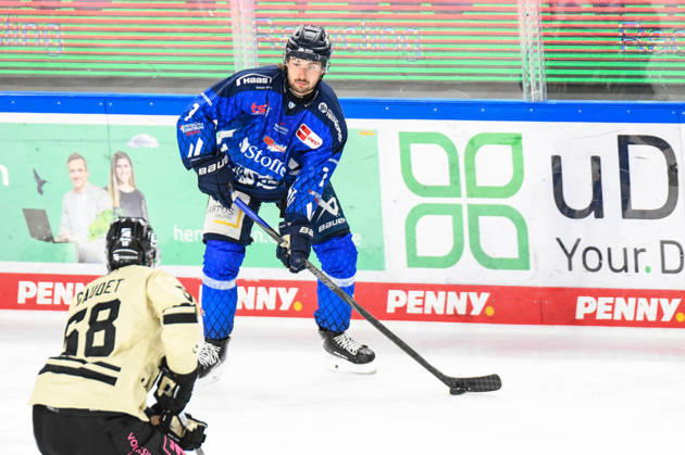 Straubing Tigers vs. Grizzlys Wolfsburg, Ice Hockey, German Ice Hockey League, Penny DEL, Matchday 10, 2026–2027 Season, October 18, 2026, Nicolas Beaudin, Straubing Tigers, Men s Ice Hockey, German Ice Hockey League, Penny DEL, Matchday 10, 2026–2027 Season on October 18, 2026, at the Eisstadion am Pulverturm, Straubing Tigers (blue) vs. Grizzlys Wolfsburg (beige)