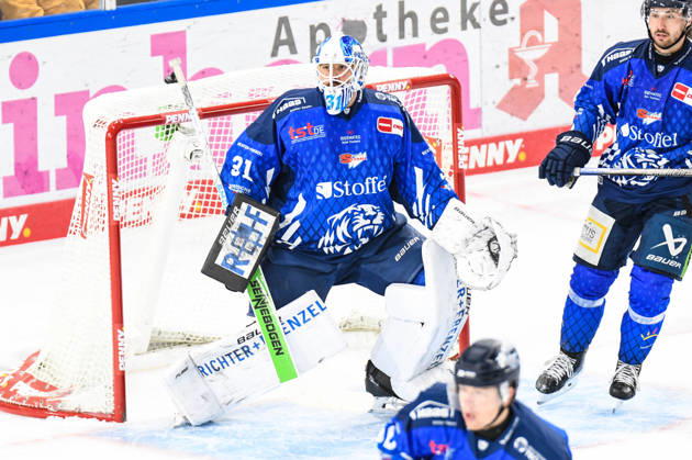 Straubing Tigers vs. Grizzlys Wolfsburg, Ice Hockey, German Ice Hockey League, Penny DEL, Matchday 10, 2026–2027 Season, October 18, 2026, Jakub Skarek, Straubing Tigers, Men s Ice Hockey, German Ice Hockey League, Penny DEL, Matchday 10, 2026–2027 Season on October 18, 2026, at the Eisstadion am Pulverturm, Straubing Tigers (blue) vs. Grizzlys Wolfsburg (beige)